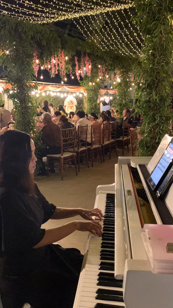 Piano live di resepsi taman malam hari, Bali
